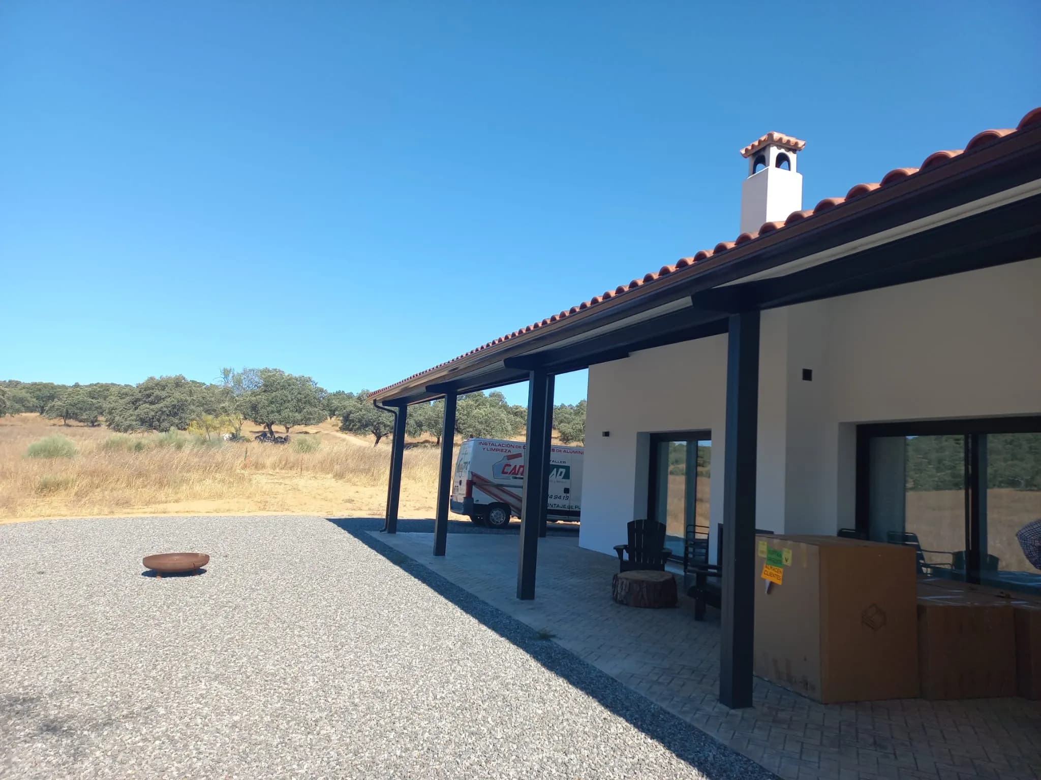 Canalón de aluminio perimetral en el porche de un cortijo de Córdoba