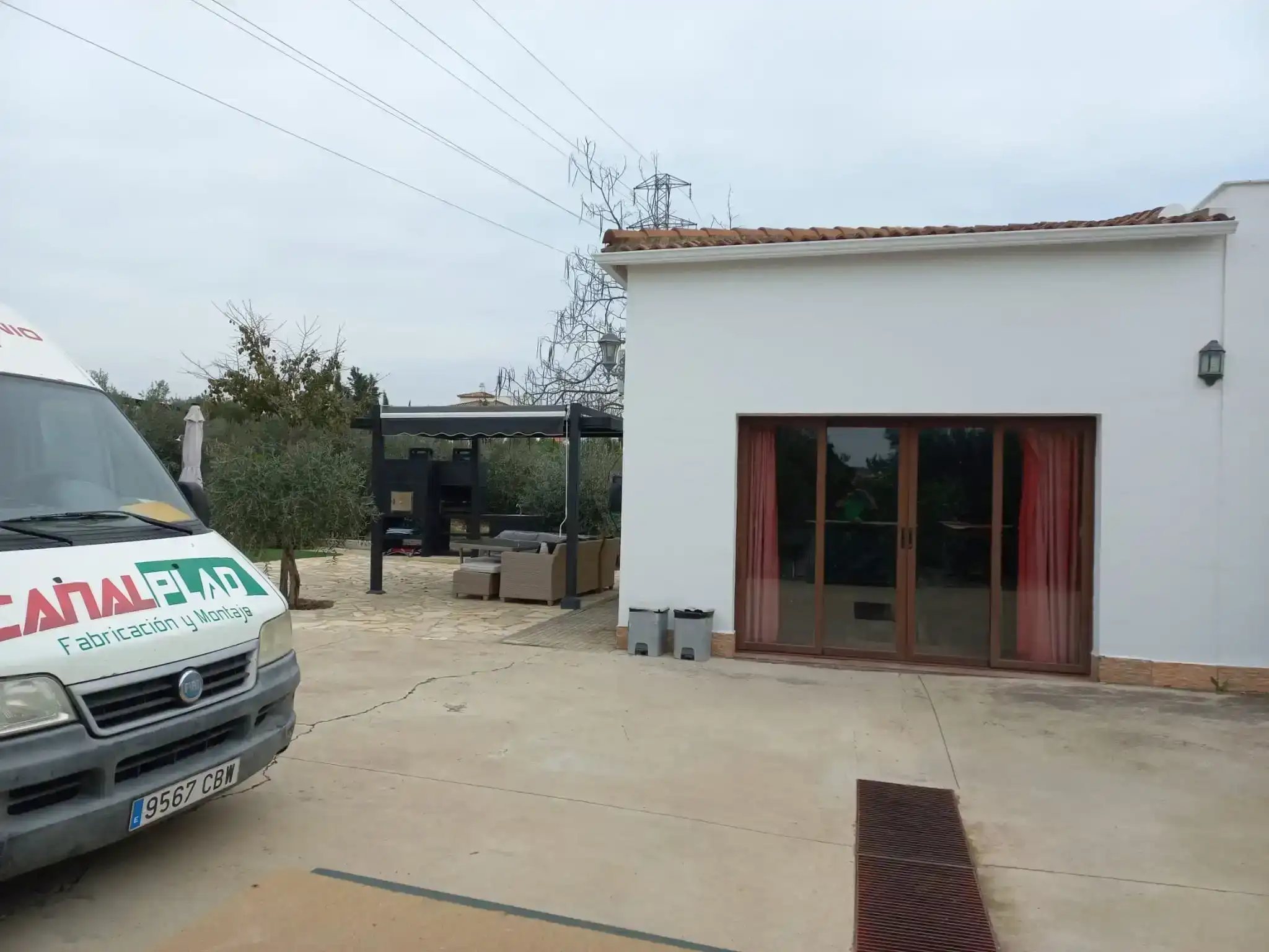 Canalón de aluminio instalado con esquina en Córdoba