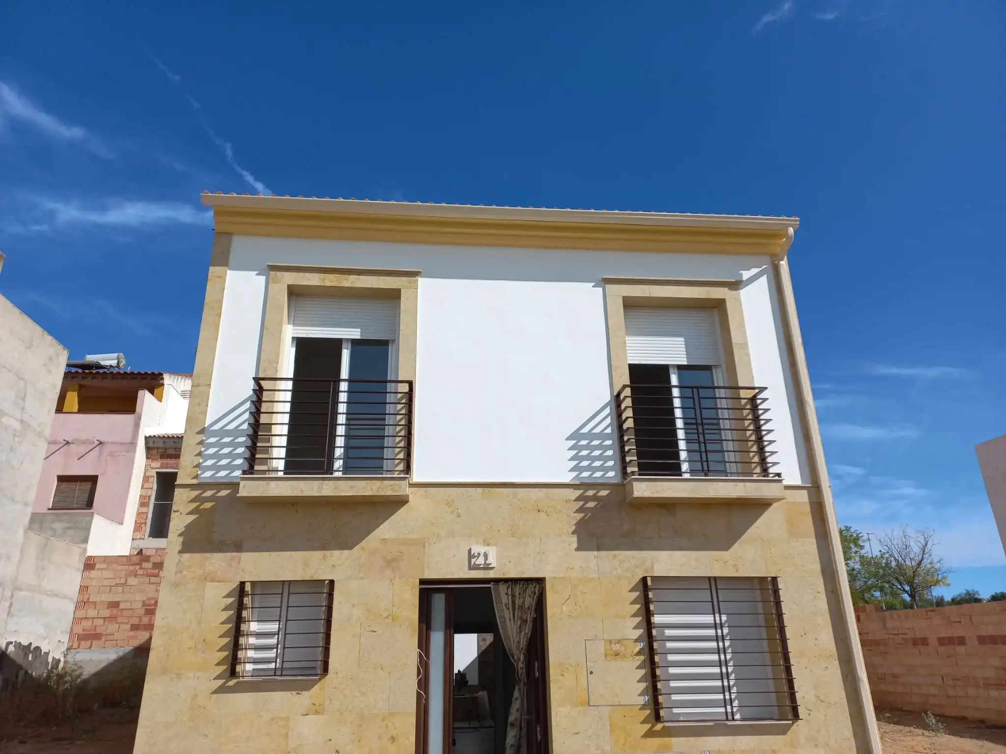 canalon en 2º planta de casa en cordoba con su bajante hasta el suelo