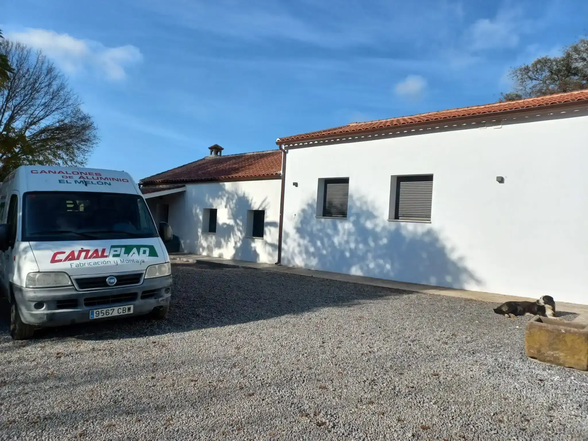 canalon instalado con varios trozos para cubir toda la casa