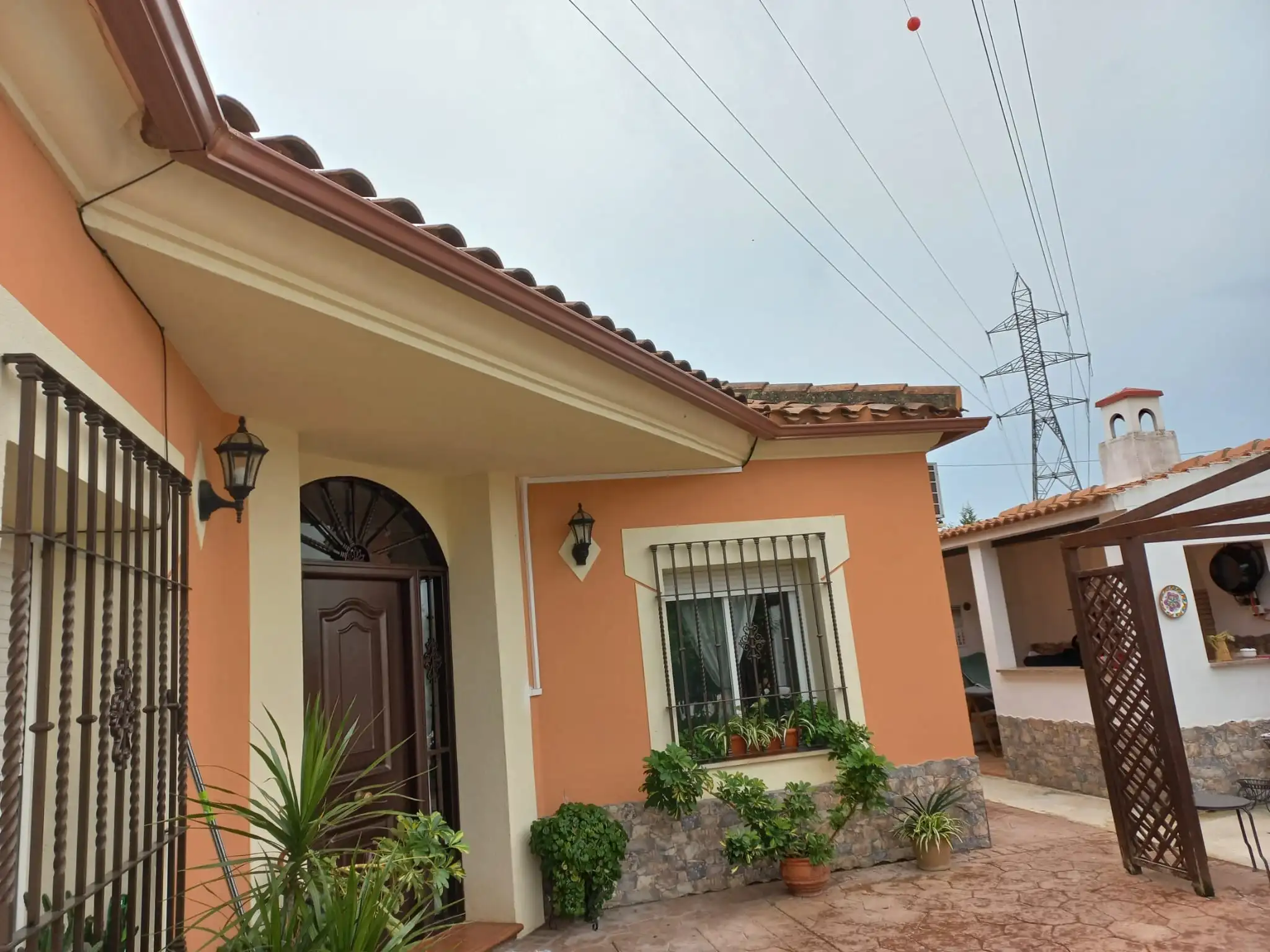 canalon de aluminio en varios troz por las esquinas de la casa