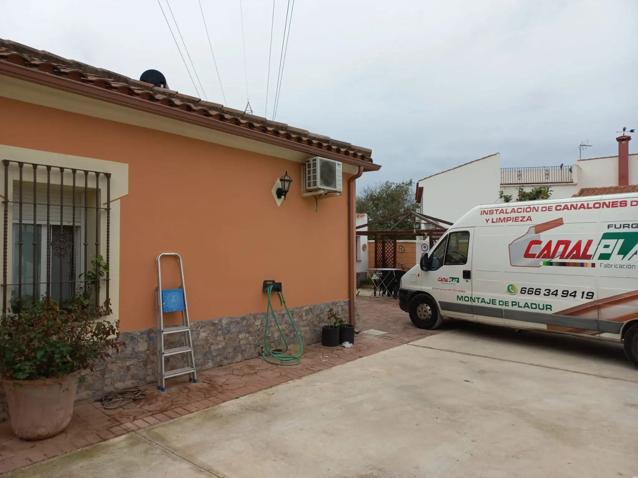 parte de atras de la casa con su canalon y bajante